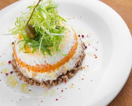 Слоеный салат с горбушей и гречкой