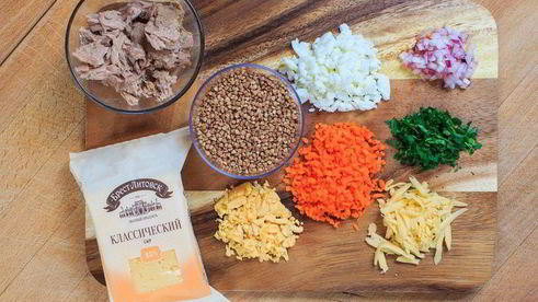 слоеный салат с горбушей и гречкой