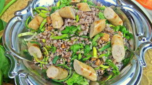 теплый салат из гречки с колбасками и сыром