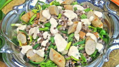 теплый салат из гречки с колбасками и сыром