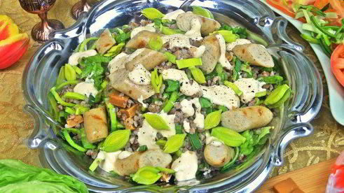 теплый салат из гречки с колбасками и сыром