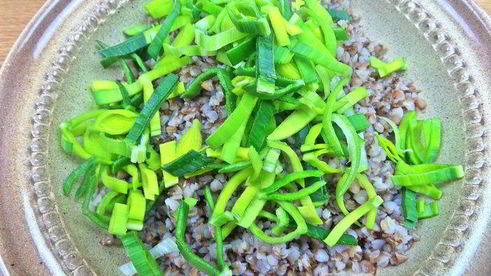 теплый салат из гречки с колбасками и сыром