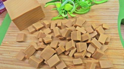 теплый салат из гречки с колбасками и сыром