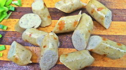 теплый салат из гречки с колбасками и сыром