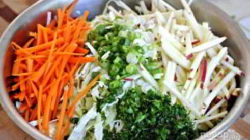 капустный салат с яблоком