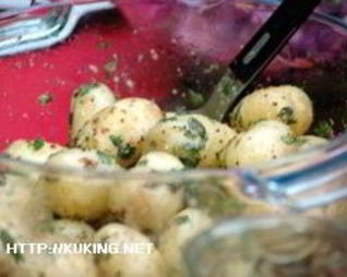 Горячий картофельный салат с травами