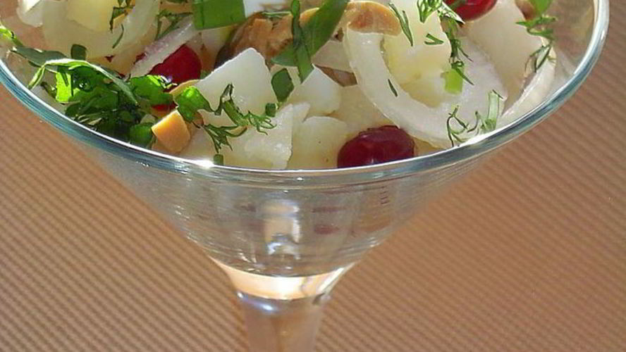 Рецепт картофельного салата с грибами и клюквой