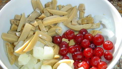 картофельный салат с грибами и клюквой