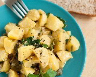 Картофельный салат с каперсами и петрушкой