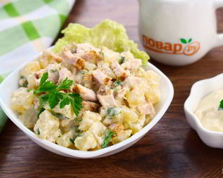 Пряный картофельный салат с курицей