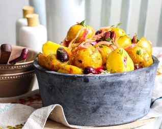 Салат из картофеля с маслинами и красным луком