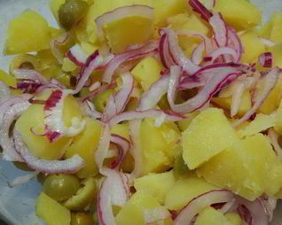Салат из картофеля с оливками