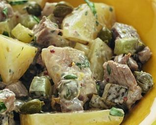 Салат из картофеля с сельдью и телятиной