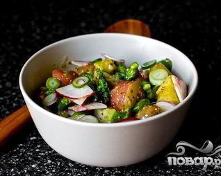 Салат с картофелем, маринованным луком и спаржей