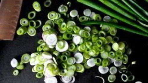 салат с картофелем, маринованным луком и спаржей