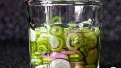 салат с картофелем, маринованным луком и спаржей