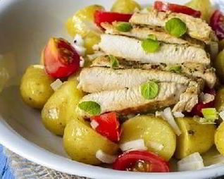 Салат с молодым картофелем и индейкой