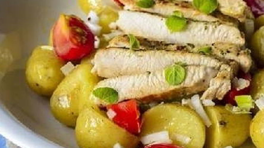 Рецепт салата с молодым картофелем и индейкой