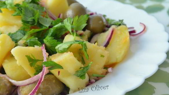 Рецепт Теплого картофельного салата с красным луком и оливками