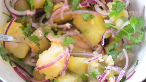 теплый картофельный салат с красным луком и оливками