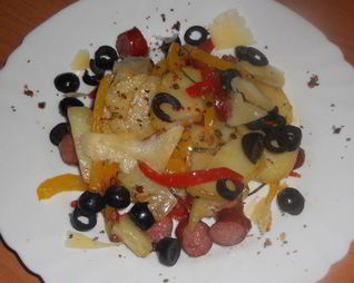 Теплый картофельный салат с перцем и охотничьими колбасками