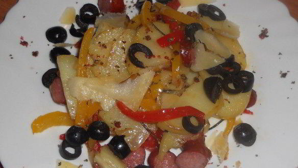 Рецепт Теплого картофельного салата с перцем и охотничьими колбасками