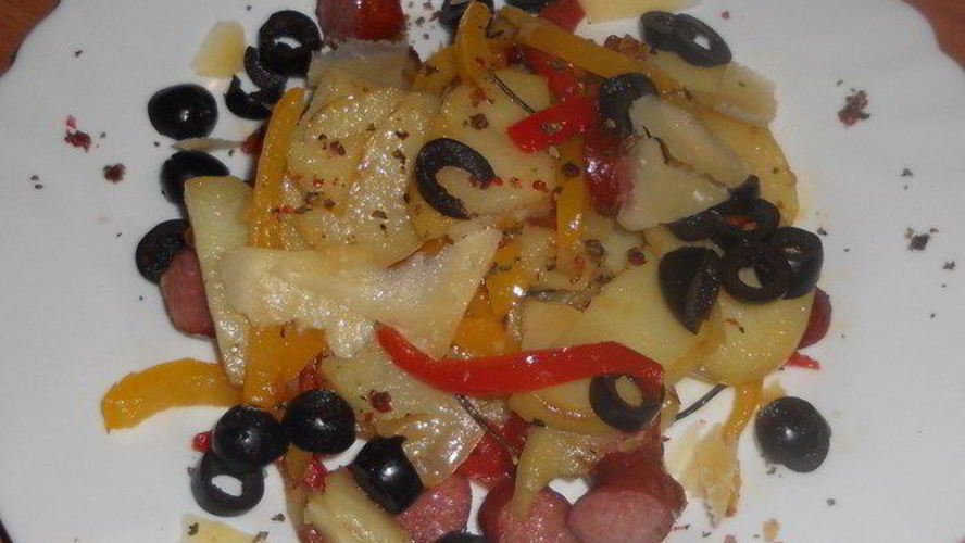 Рецепт теплого картофельного салата с перцем и охотничьими колбасками