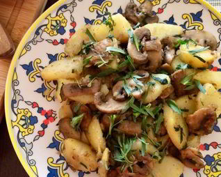 Теплый салат с картофелем и шампиньонами