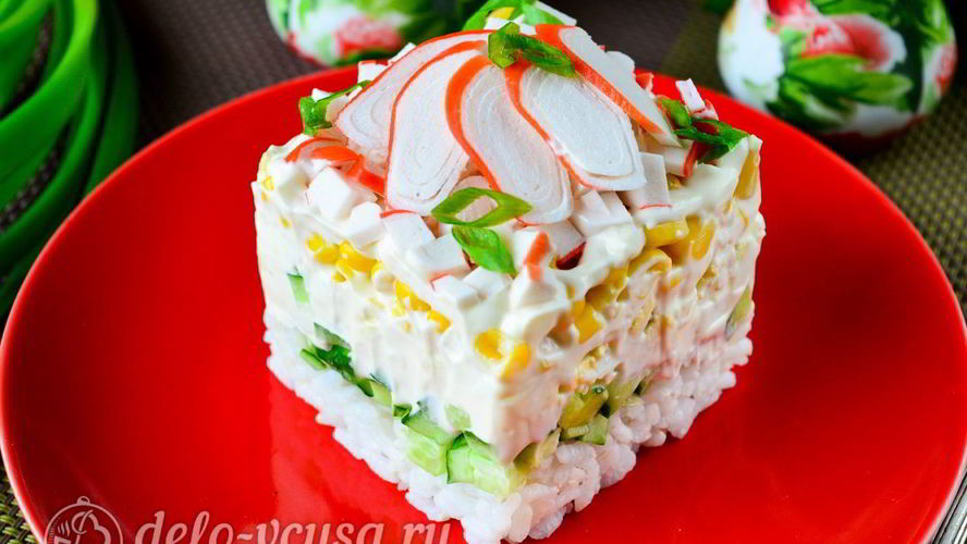 Рецепт крабового салата с рисом, яйцом и огурцом