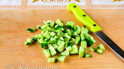 крабовый салат с рисом, яйцом и огурцом