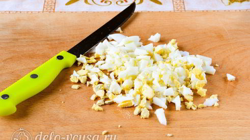 крабовый салат с рисом, яйцом и огурцом