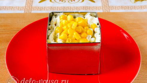 крабовый салат с рисом, яйцом и огурцом