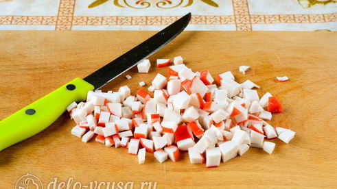 крабовый салат с рисом, яйцом и огурцом