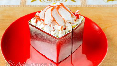 крабовый салат с рисом, яйцом и огурцом