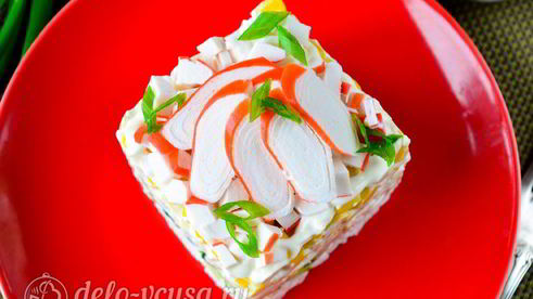 крабовый салат с рисом, яйцом и огурцом