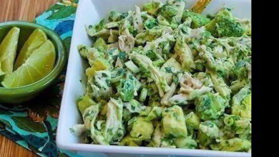 Рецепт куриного салата с авокадо и кинзой