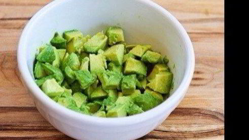 куриный салат с авокадо и кинзой