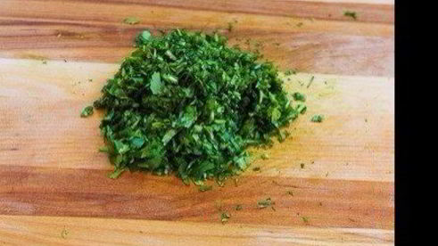 куриный салат с авокадо и кинзой