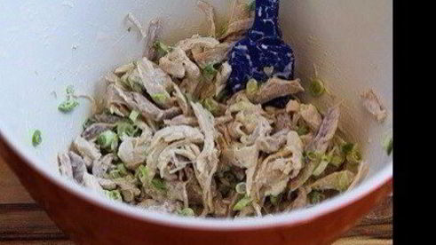 куриный салат с авокадо и кинзой