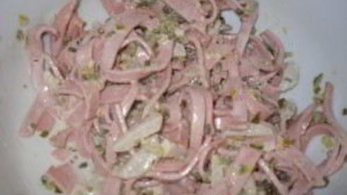 немецкий колбасный салат