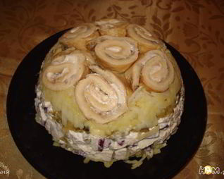 Оливье с омлетными рулетиками