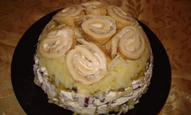 Оливье с омлетными рулетиками