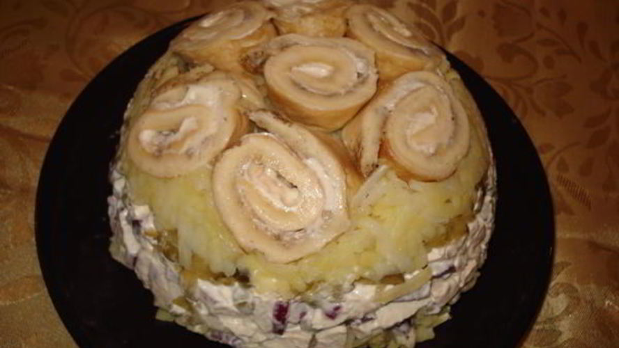 Рецепт оливье с омлетными рулетиками