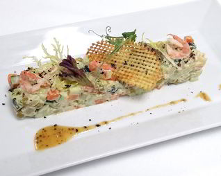 Постный оливье с креветками и медово-горчичным соусом