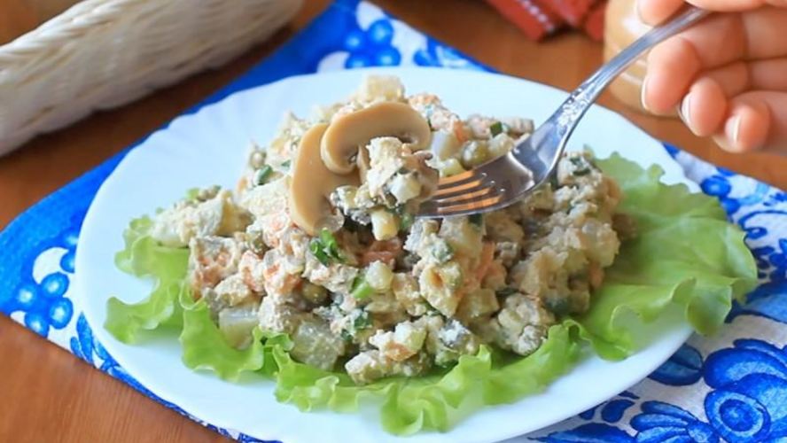 Рецепт салата оливье с грибами постный