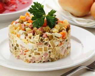 Салат Оливье с колбасой