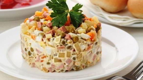 Рецепт Салата Оливье с колбасой