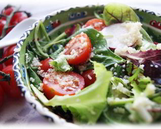 Овощной салат с кус-кусом и моцареллой