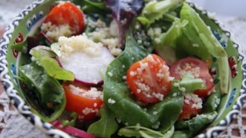 овощной салат с кус-кусом и моцареллой