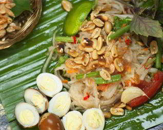 Овощной салат с перепелиными яйцами